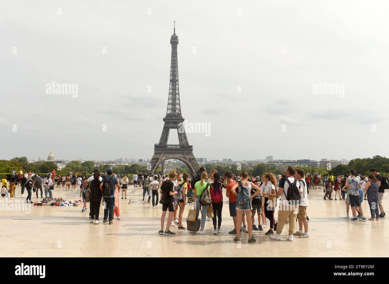 Parigi, Francia - 28 agosto 2019: Una folla di persone sul Trocadero vicino alla Torre Eiffel a Parigi. Foto Stock