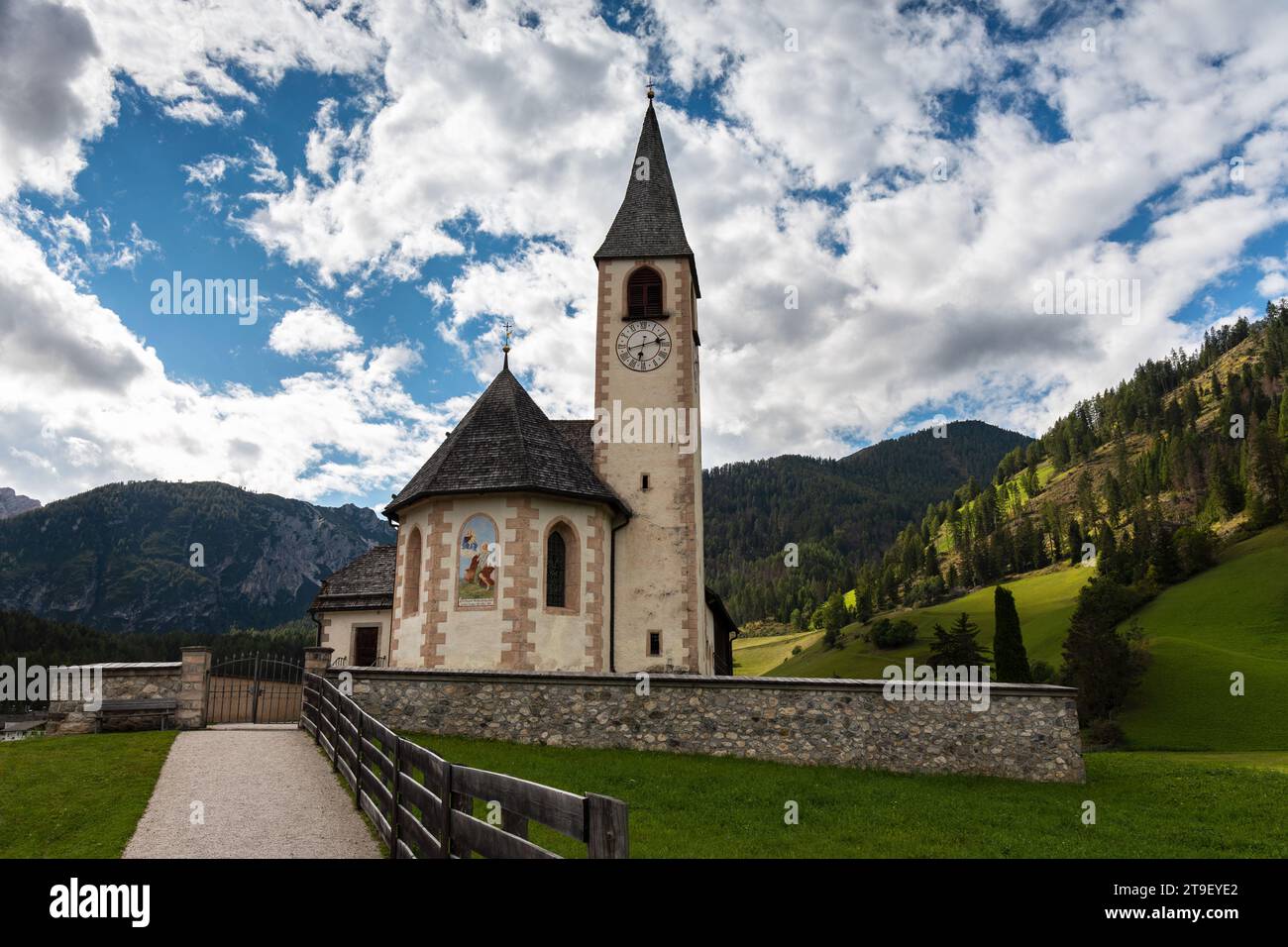 La chiesa di San Vito è una chiesa cattolica nei pressi del Lago di Braies. Chiesa parrocchiale nel vilage di San Vito nella Valle di Braies. Foto Stock