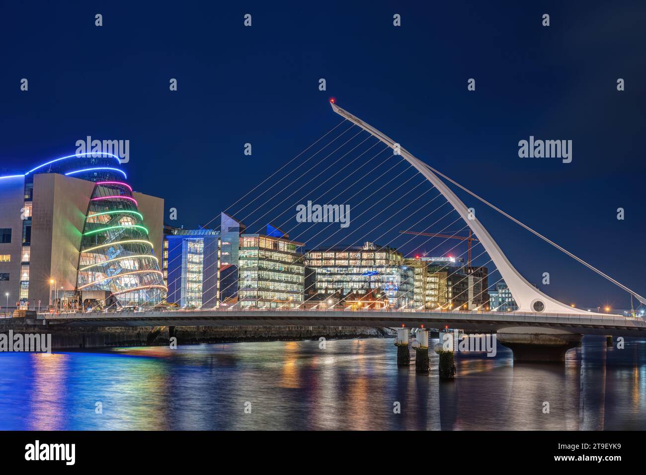 La zona portuale con il Samuel Beckett Bridge a Dublino, Irlanda, di notte Foto Stock