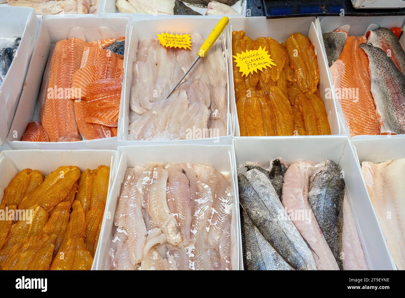 Diversi tipi di filetti di pesce in vendita in un mercato Foto Stock