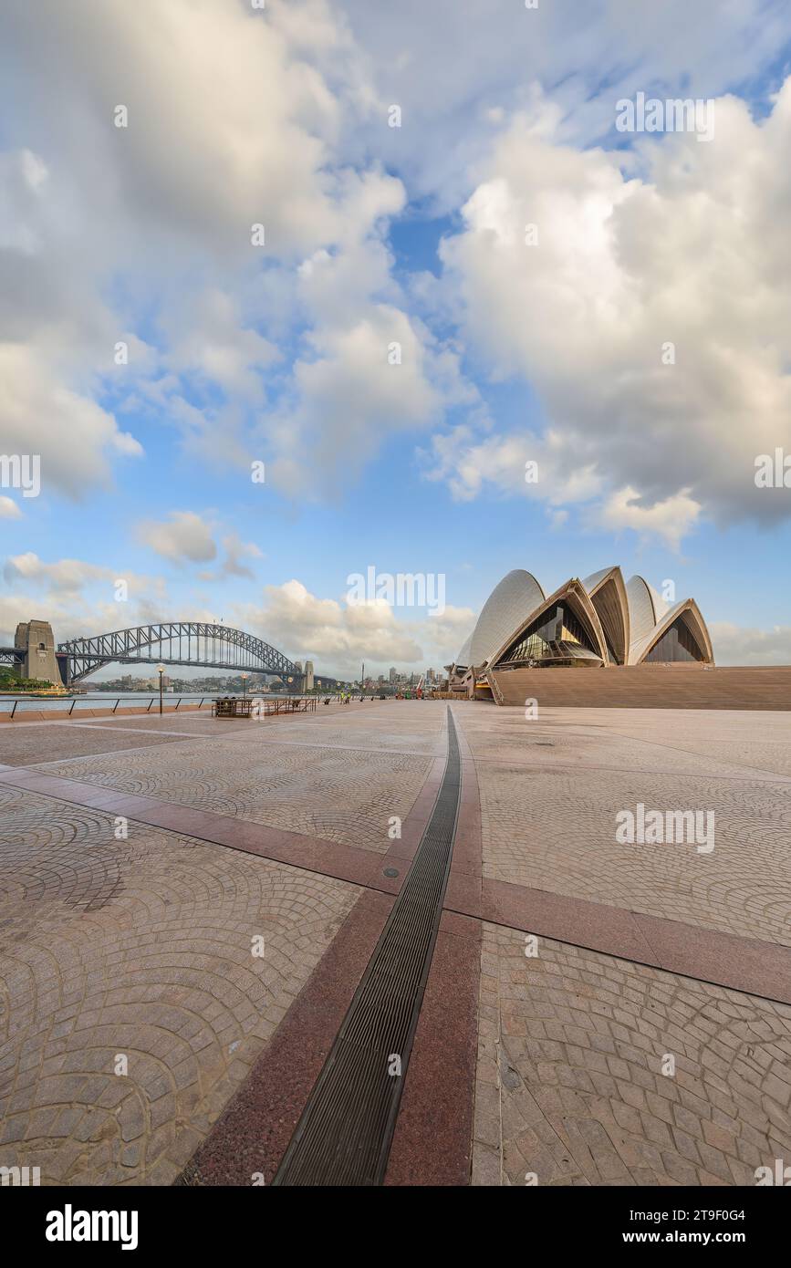 Sydney, Australia - 24 novembre 2023 - la mattina presto presso la Sydney Opera House. Il Ponte del Porto può essere visto sullo sfondo. Foto Stock