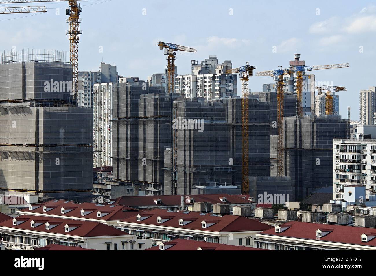 SHANGHAI, CINA - 25 NOVEMBRE 2023 - diversi grattacieli residenziali sono in costruzione a Shanghai, Cina, 25 novembre 2023. Foto Stock