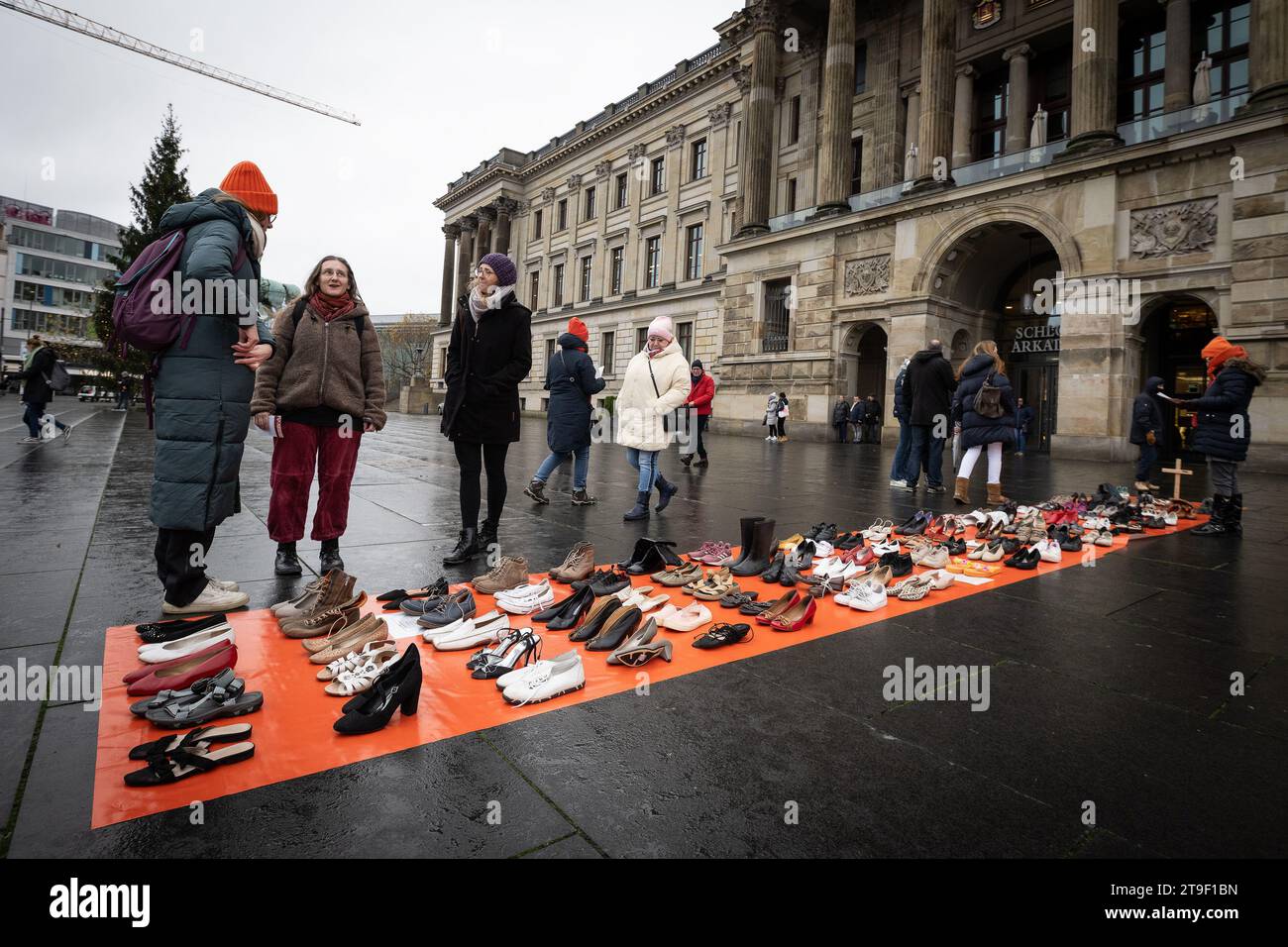 Brunswick, Germania. 25 novembre 2023. Simbolicamente, 113 paia di scarpe, che rappresentano le 113 donne uccise dai loro (ex)partner nel 2021, si trovano sulla Schlossplatz di Braunschweig. I cosiddetti "Orange Days” sono una campagna delle Nazioni Unite volta a combattere attivamente la violenza contro le donne. Credito: Swen Pförtner/dpa/Alamy Live News Foto Stock