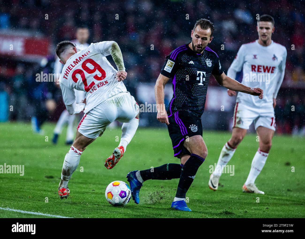 Köln, RheinEnergieStadion, 24.11.23: Jan Thielmann (Köln) (L) gegen Harry Edward Kane (München) beim 1. Bundesliga Spiel 1.FC Köln vs. FC Bayern Münch Foto Stock