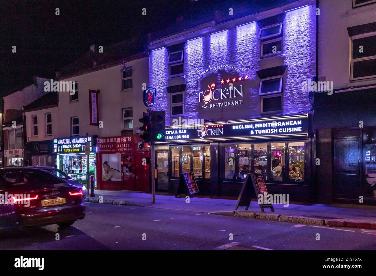 Venerdì sera sulla Wellingborough Road prima della folla git Out a Northampton, Northants, Inghilterra, Regno Unito. Foto Stock