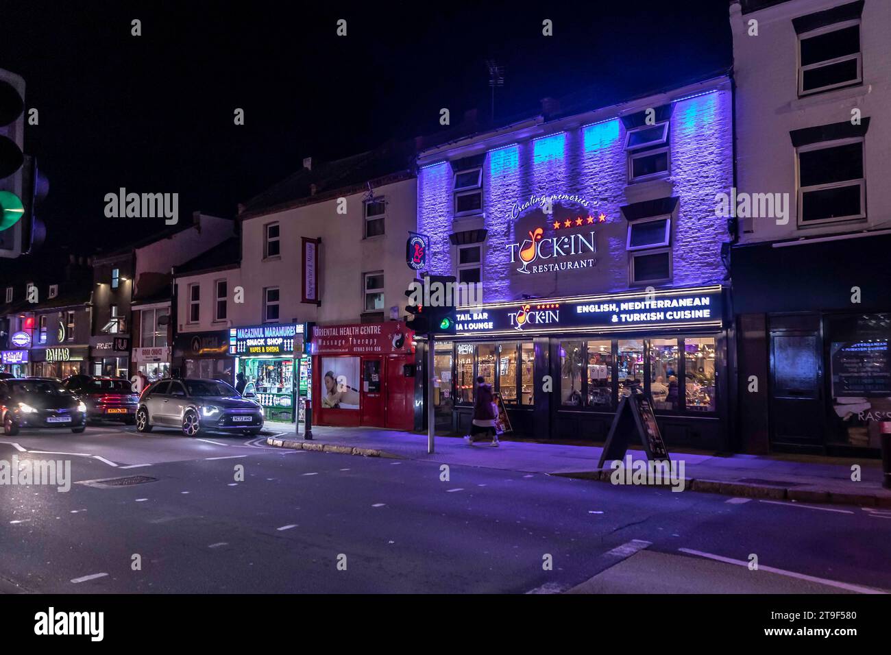 Venerdì sera sulla Wellingborough Road prima della folla git Out a Northampton, Northants, Inghilterra, Regno Unito. Foto Stock
