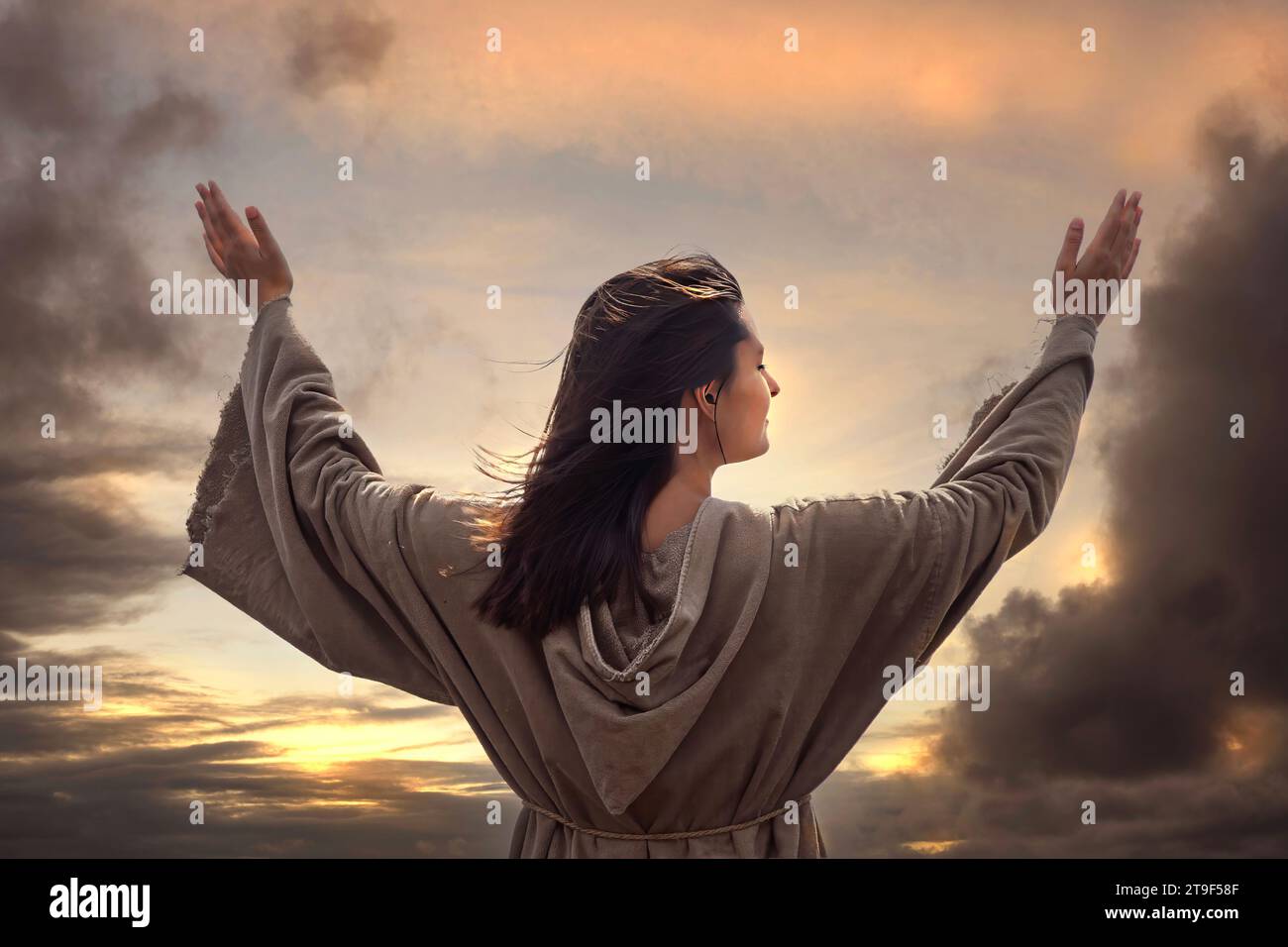 Giovane donna religiosa in epoca medievale prega Dio Foto Stock