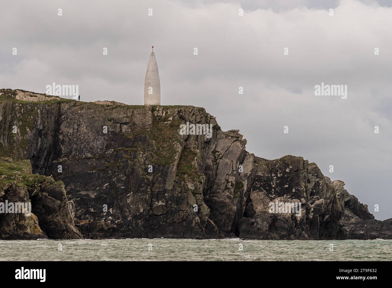 Baltimore Beacon preso dal mare a Baltimora, West Cork, Irlanda. Foto Stock
