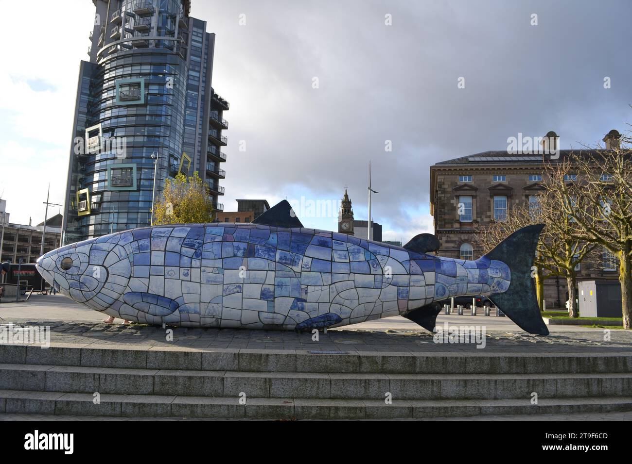 Statua del salmone della conoscenza: L'iconico punto di riferimento del grande pesce a Belfast, Regno Unito Foto Stock