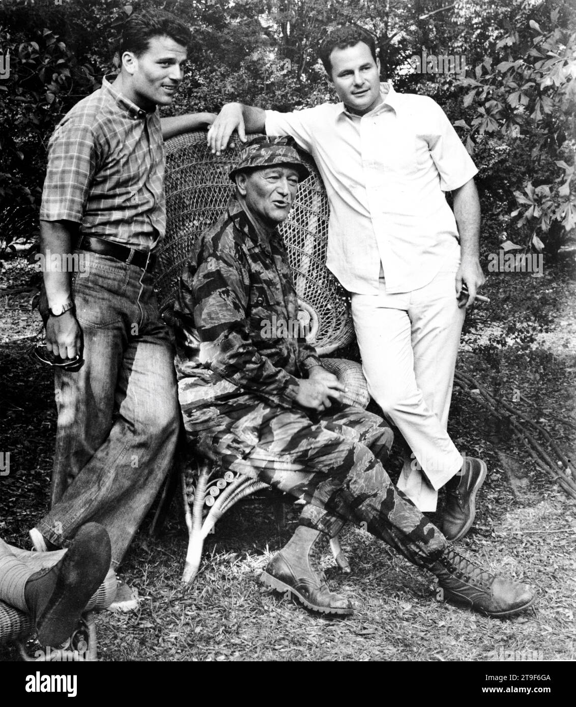 JOHN WAYNE con i suoi figli PATRICK WAYNE e MICHAEL WAYNE sul set sincero durante le riprese dei BERETS VERDI 1968 registi RAY KELLOGG JOHN WAYNE e (non accreditato) romanzo di MERVYN Leroy Robin Moore sceneggiatura James Lee Barrett musica Miklos Rozsa produttore Michael Wayne Batjac Productions / Warner Bros. / Seven Arts Foto Stock