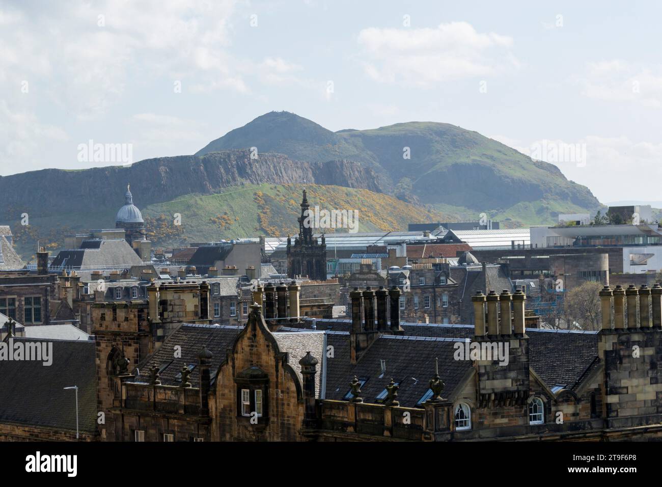 Edimburgo, Scozia, Regno Unito. 19 aprile 2023. REGNO UNITO. Arthur's Seat, visto dal Royal Mile, Edimburgo. Foto Stock