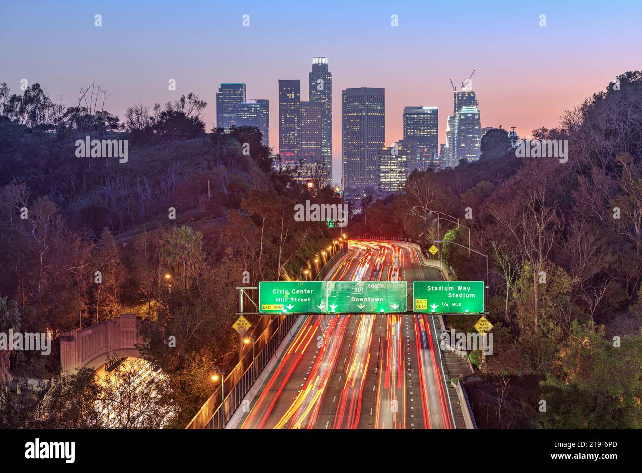Los Angeles, California, Stati Uniti d'America skyline e autostrada al crepuscolo. Foto Stock