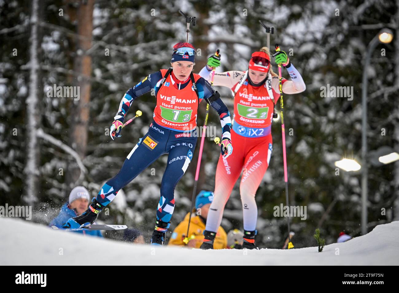 Juni Arnekleiv (L) della Norvegia seguita dalla svizzera Amy Baserga durante l'evento Single Mixed Relay della IBU World Cup Biathlon a Ostersund, Svezia, il 25 novembre 2023. Foto: Anders Wiklund / TT / code 10040 Foto Stock