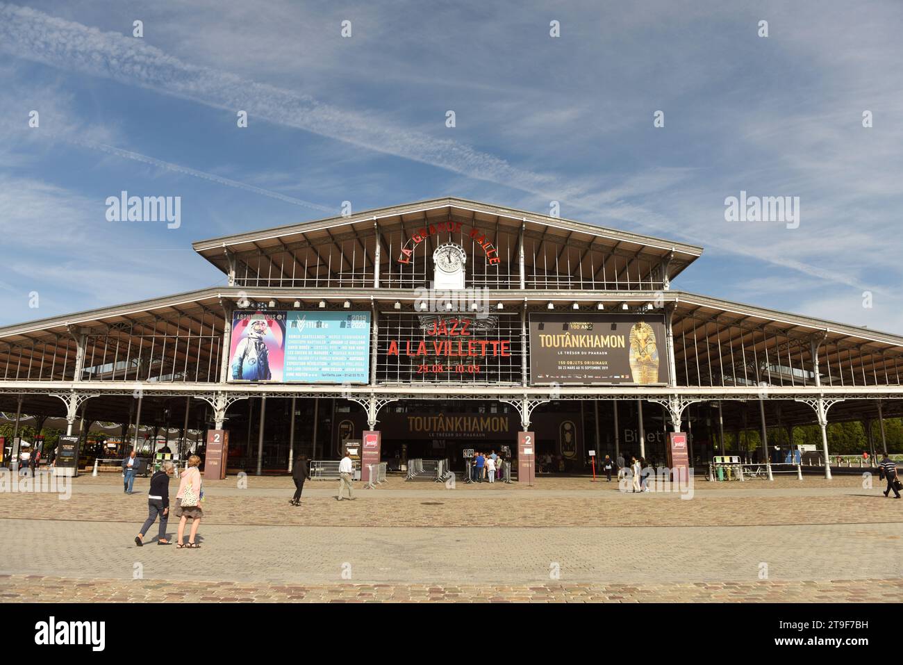 Parigi, Francia - 2 settembre 2019: Persone vicino al centro culturale grande halle de la Villette (grande Halle aux Boeufs) a Parigi, Francia. Foto Stock