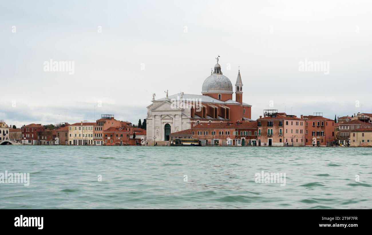 Skyline della Giudecca sestiere a Venezia, Italia, con la chiesa del Santissimo Redentore Foto Stock