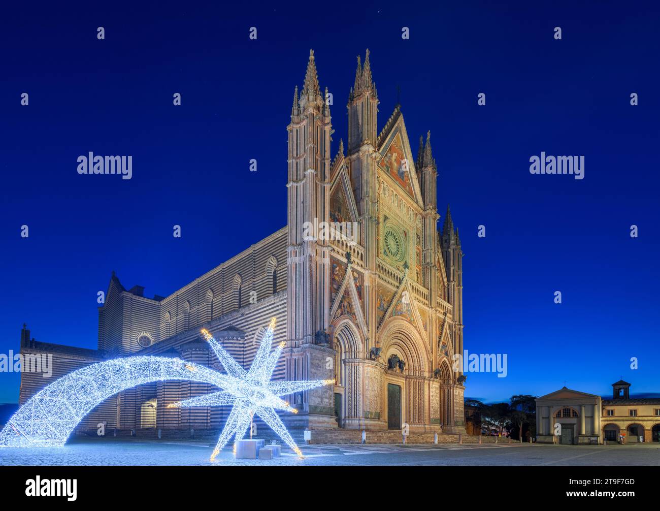 Orvieto, Italia presso la cattedrale e la piazza con decorazioni stagionali all'ora blu. Foto Stock
