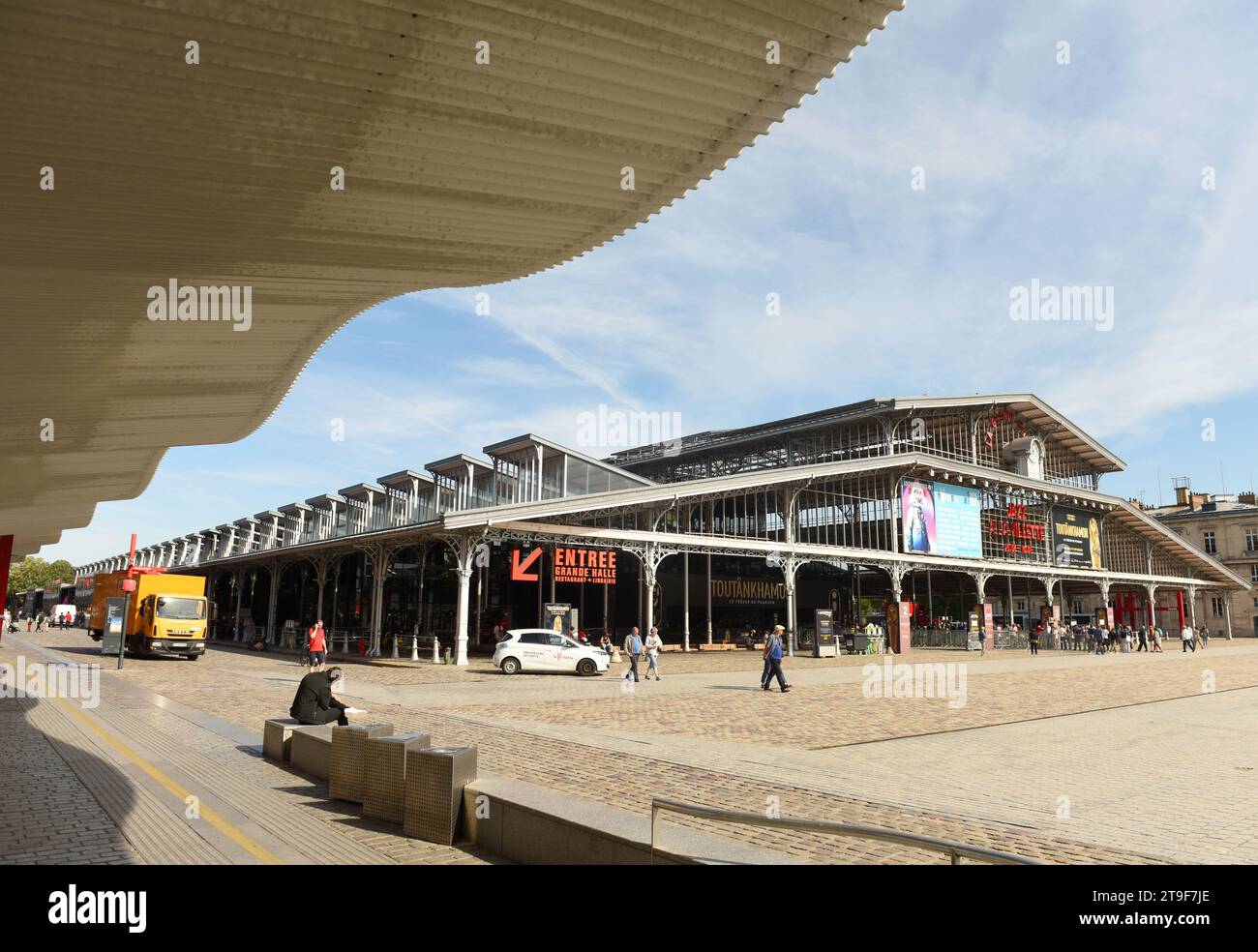 Parigi, Francia - 2 settembre 2019: Persone vicino al centro culturale grande halle de la Villette (grande Halle aux Boeufs) a Parigi, Francia. Foto Stock