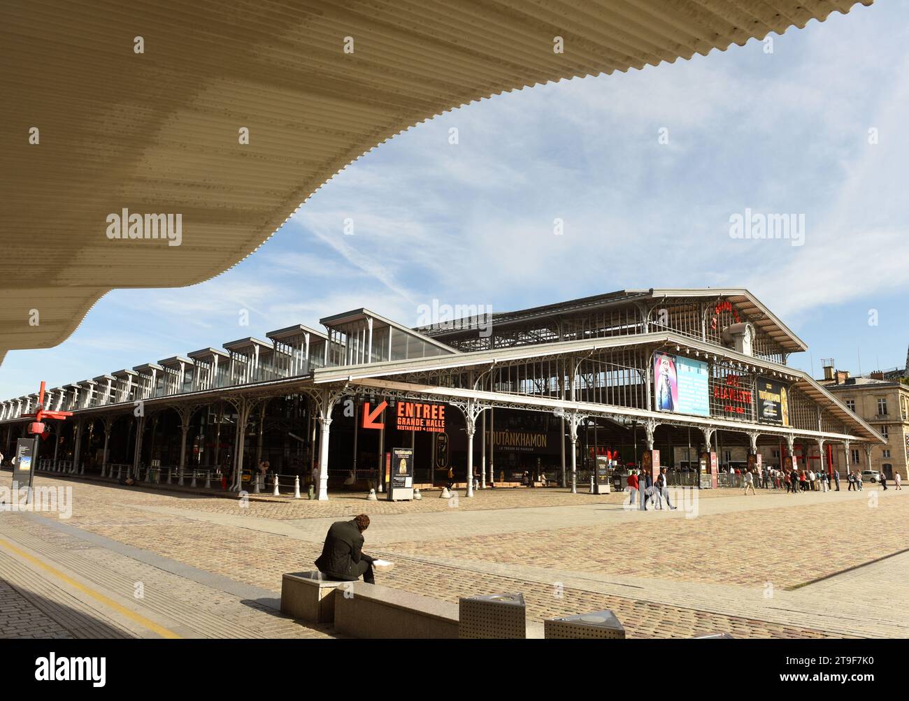 Parigi, Francia - 2 settembre 2019: Persone vicino al centro culturale grande halle de la Villette (grande Halle aux Boeufs) a Parigi, Francia. Foto Stock