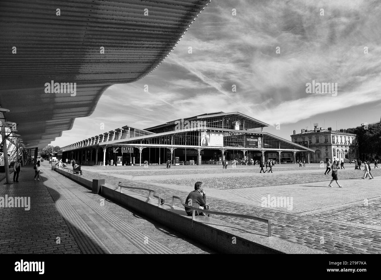 Parigi, Francia - 2 settembre 2019: Persone vicino al centro culturale grande halle de la Villette (grande Halle aux Boeufs) a Parigi, Francia. Foto Stock