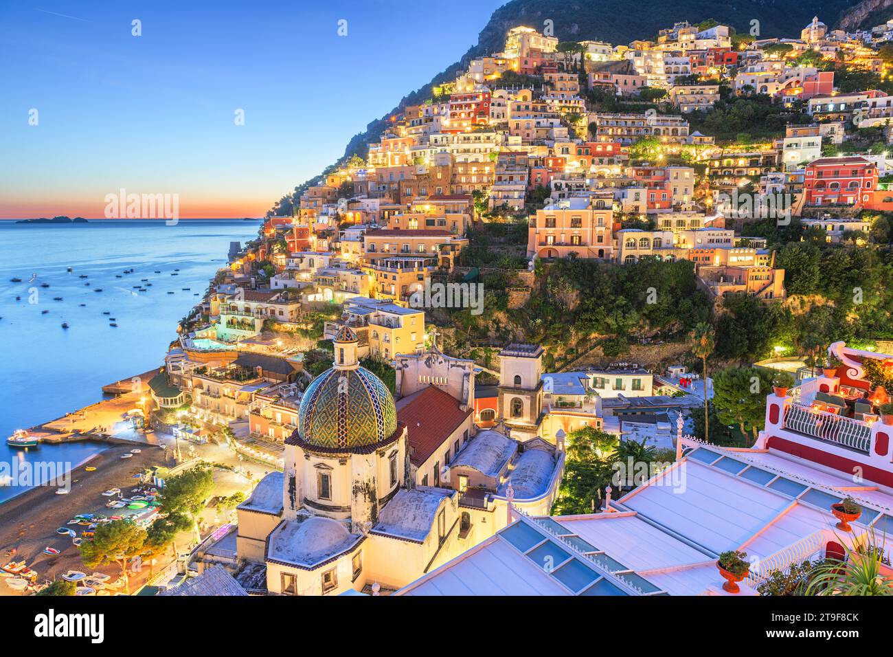 Positano, Italia lungo la Costiera Amalfitana al crepuscolo. Foto Stock