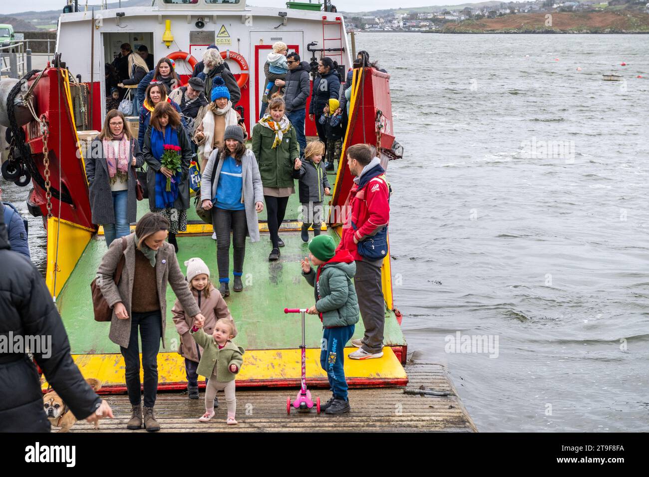 La gente scende sul traghetto di Sherkin Island a Sherkin Island, West Cork, Irlanda. Foto Stock