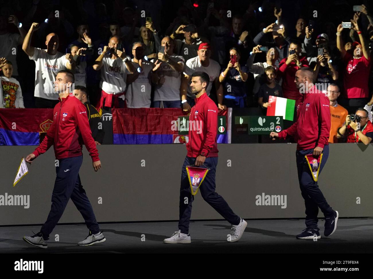 Il serbo Novak Djokovic (centro) e i compagni di squadra escono in campo prima della loro partita contro l'Italia nella semifinale di Coppa Davis 2023 al Palacio de Deportes Jose Maria Martin Carpena di Malaga, in Spagna. Data immagine: Sabato 25 novembre 2023. Foto Stock