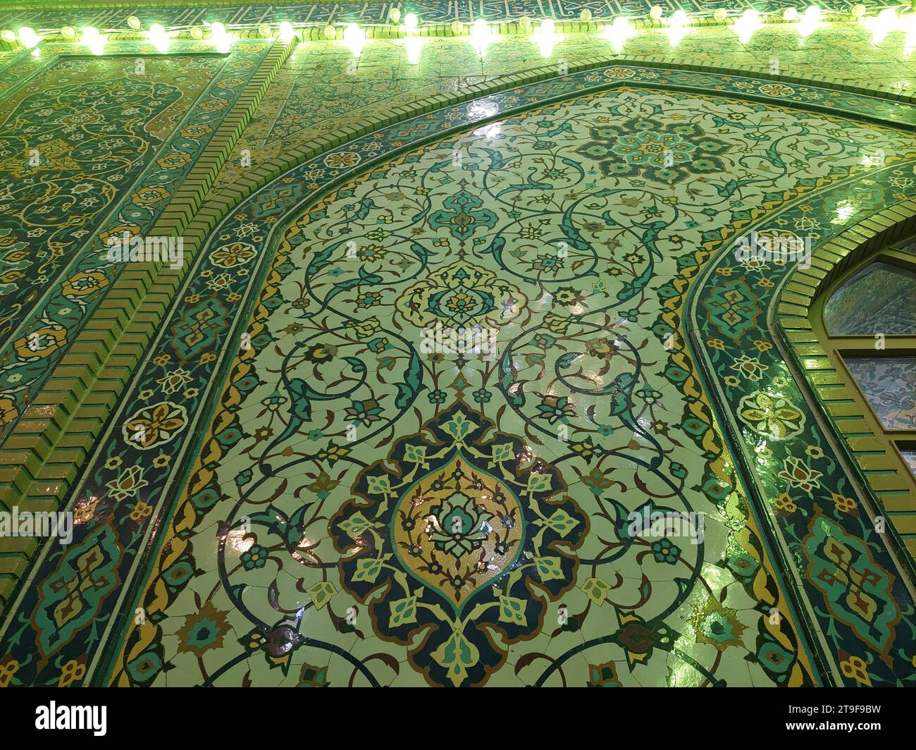 Modello islamico di un mosaico in stile iraniano al di fuori della Moschea Imam, Iran. Ornamenti orientali piastrellati provenienti dall'Iran si trovano nelle moschee e negli edifici importanti Foto Stock