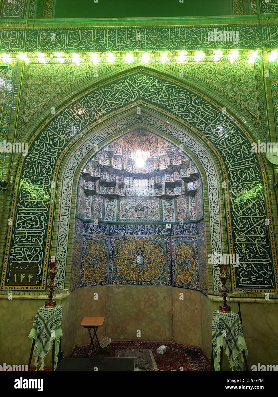 Modello islamico di un mosaico in stile iraniano al di fuori della Moschea Imam, Iran. Ornamenti orientali piastrellati provenienti dall'Iran si trovano nelle moschee e negli edifici importanti Foto Stock