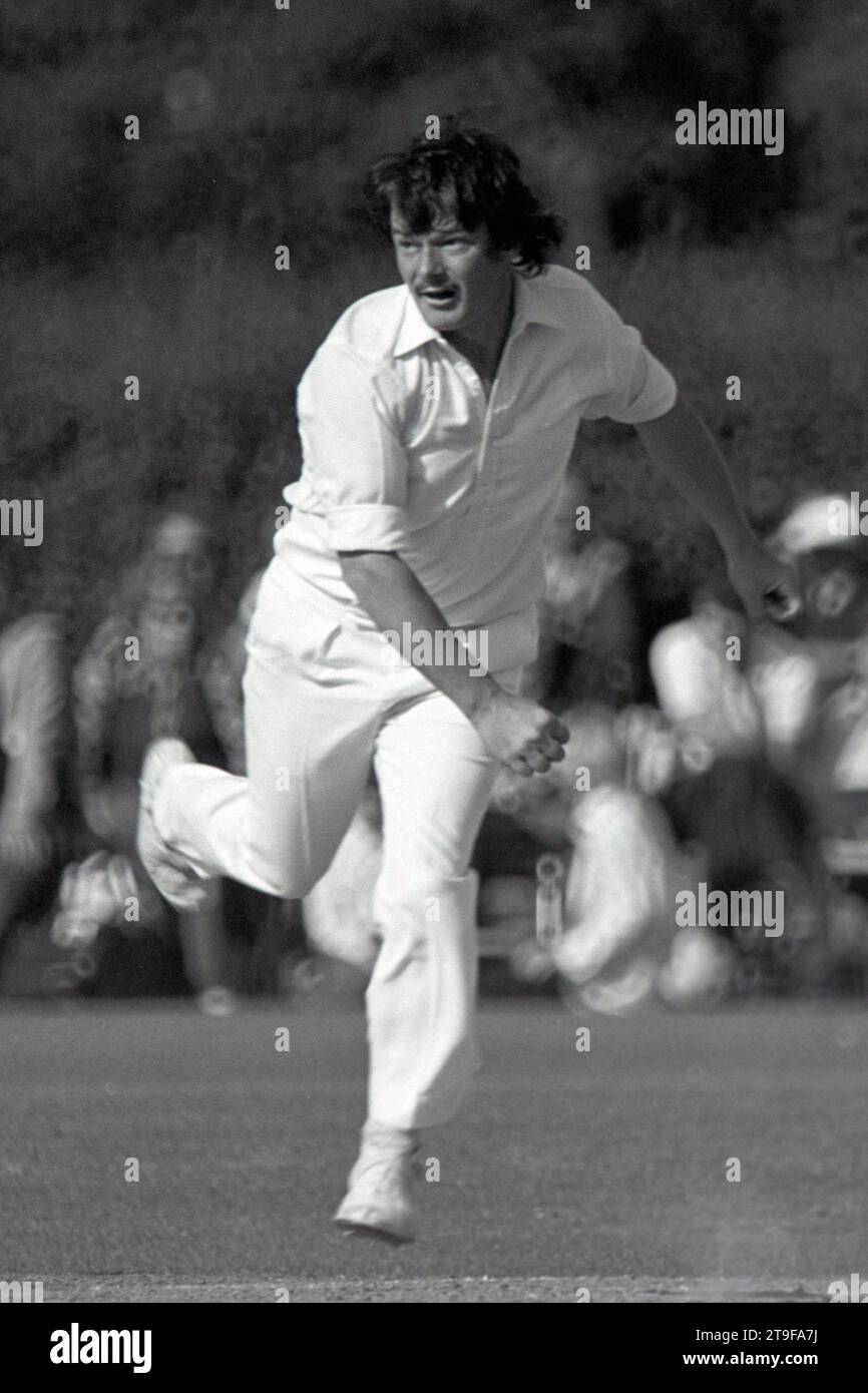 Robin Jackman (Surrey) bowling, Northamptonshire contro Surrey, John Player League, Pound Meadows, Tring, Hertfordshire, Inghilterra 9th luglio 1978 Foto Stock