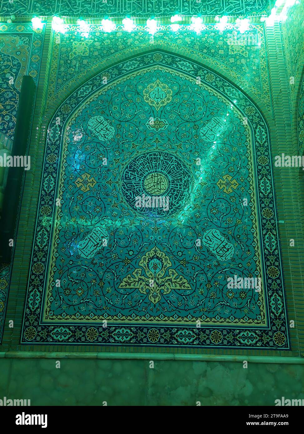 Modello islamico di un mosaico in stile iraniano al di fuori della Moschea Imam, Iran. Ornamenti orientali piastrellati provenienti dall'Iran si trovano nelle moschee e negli edifici importanti Foto Stock