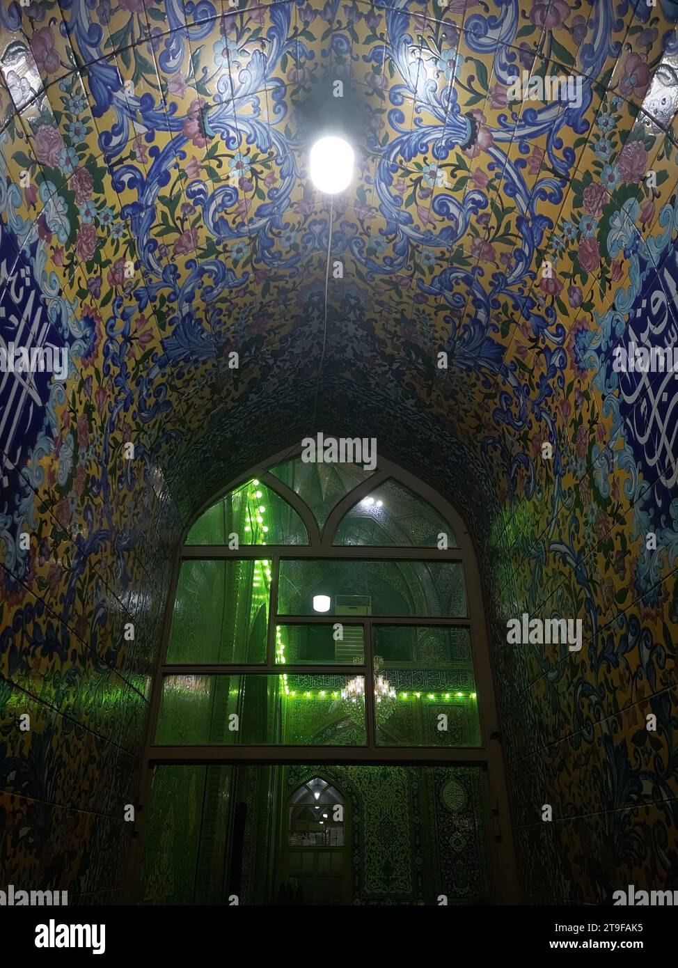 Modello islamico di un mosaico in stile iraniano al di fuori della Moschea Imam, Iran. Ornamenti orientali piastrellati provenienti dall'Iran si trovano nelle moschee e negli edifici importanti Foto Stock