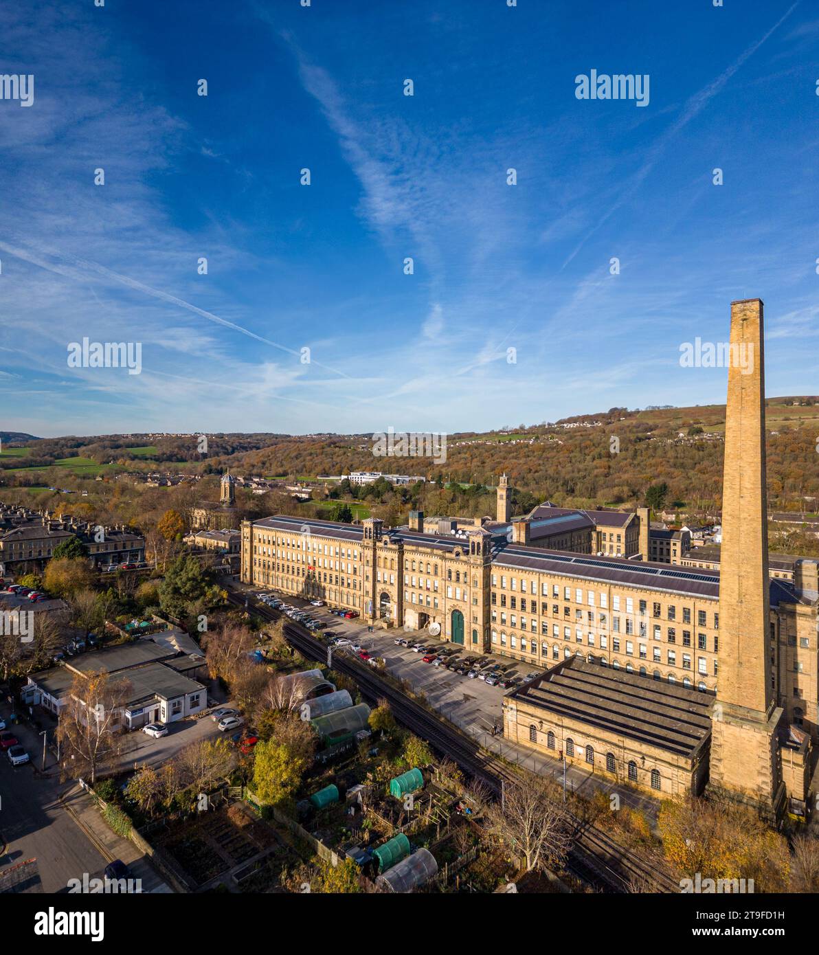 Veduta aerea del Salts Mill, sito patrimonio dell'umanità ed ex fabbrica di sale di Titus, in una luminosa e soleggiata giornata autunnale. Temperatura fredda con un cielo blu mozzafiato. Foto Stock