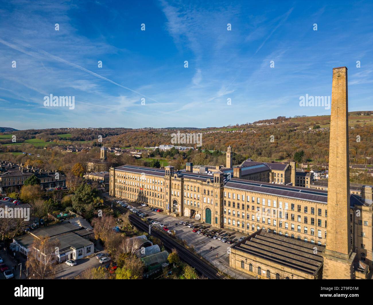 Veduta aerea del Salts Mill, sito patrimonio dell'umanità ed ex fabbrica di sale di Titus, in una luminosa e soleggiata giornata autunnale. Temperatura fredda con un cielo blu mozzafiato. Foto Stock