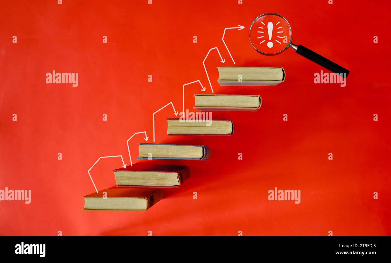 Libera il potenziale dell'apprendimento e del concetto di istruzione con scala di successo, libri e lente di ingrandimento su sfondo rosso. Ampio spazio libero per le copie. Foto Stock