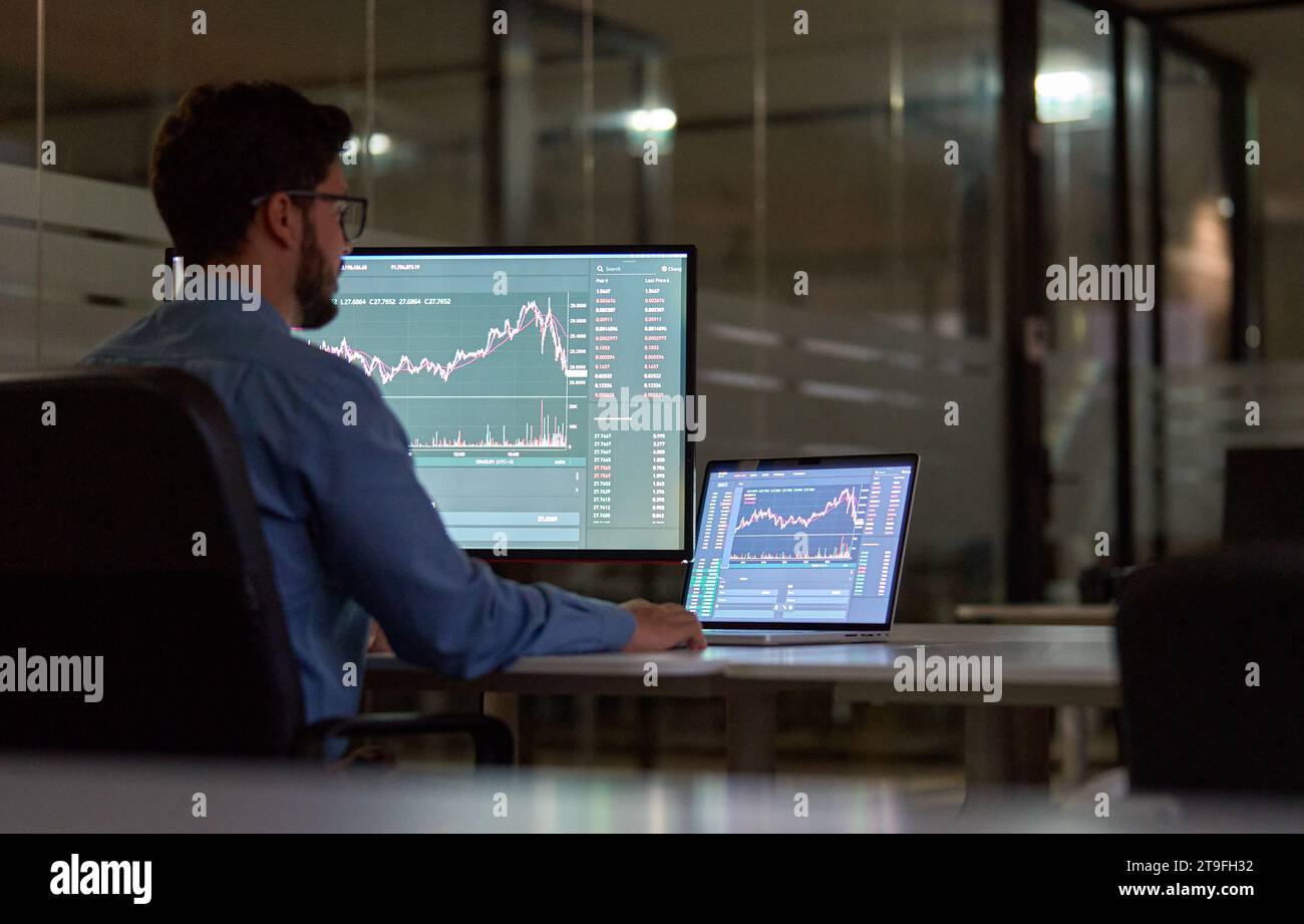 Uomo d'affari trader broker investitore che utilizza computer per analizzare il grafico del mercato azionario. Foto Stock