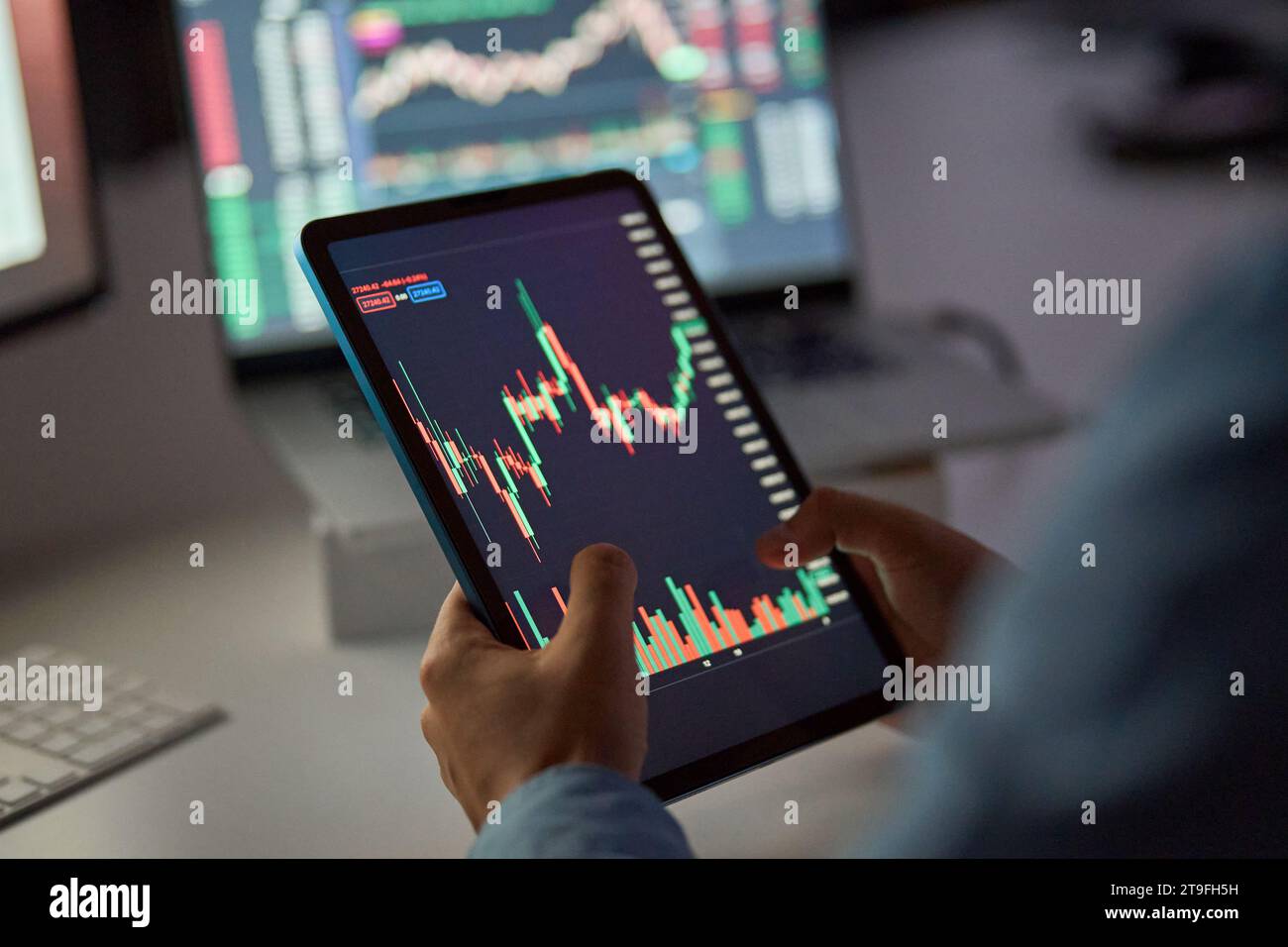 Trader Investor Holding Tab in Hands analizza il mercato azionario. Primo piano. Foto Stock
