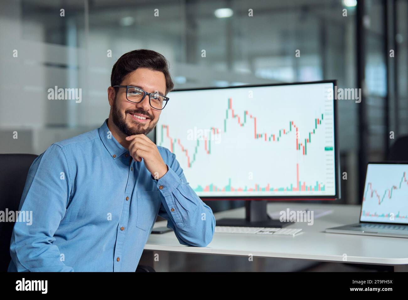 Giovane uomo d'affari latino trader crypto investor che guarda la macchina fotografica, il ritratto. Foto Stock