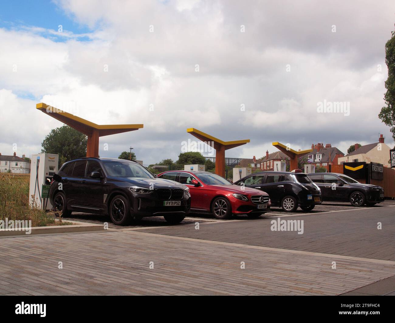 Stazione di ricarica per auto elettriche situata accanto al 'Newcatle United Football Club' nel centro città di Newcatle Foto Stock
