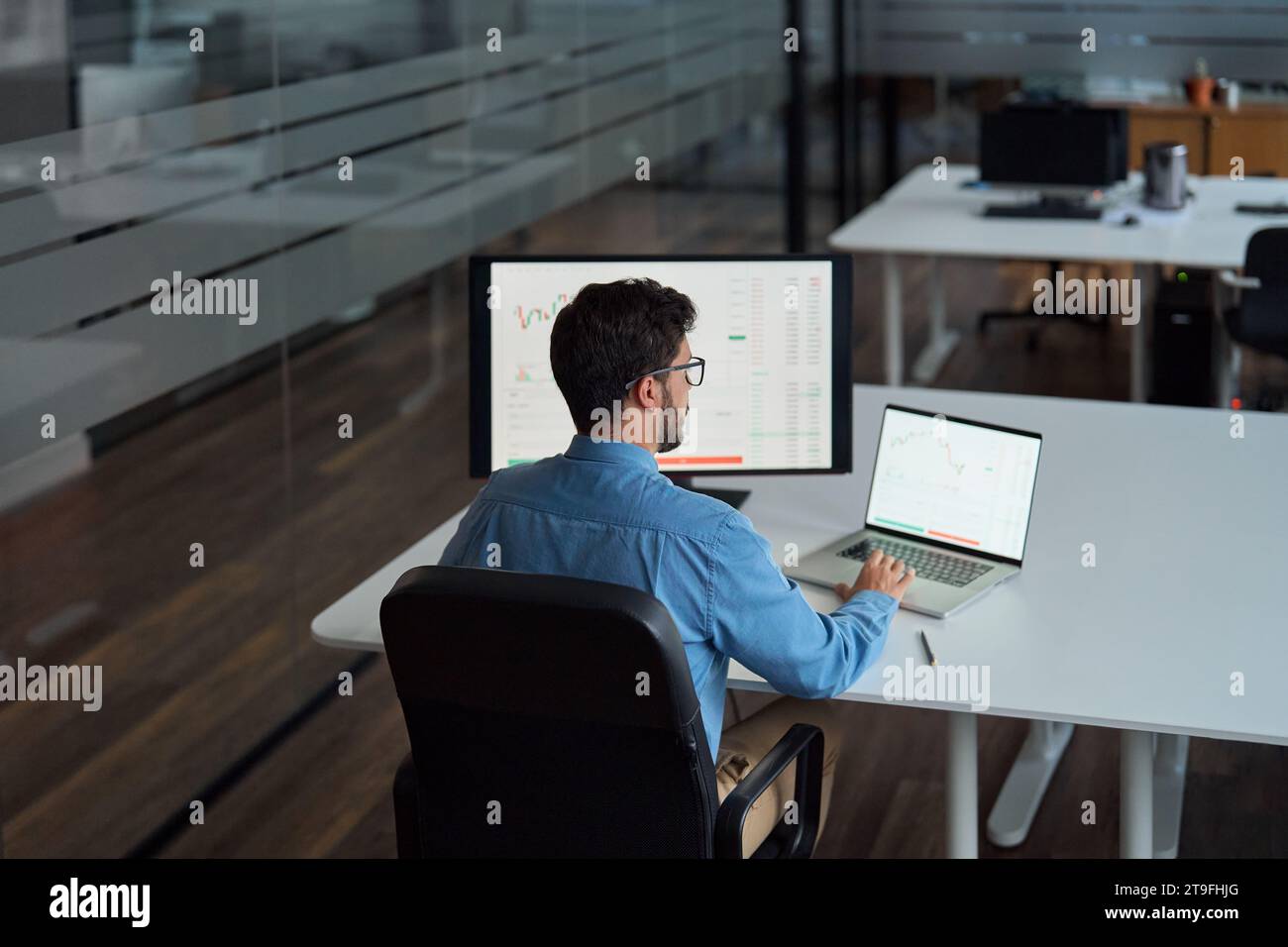 Uomo d'affari affollato analista di broker investitore che utilizza computer per analizzare il mercato azionario. Foto Stock