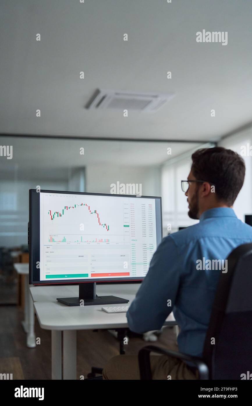 Imprenditore impegnato investitore broker che utilizza computer per analizzare il mercato azionario. Foto Stock