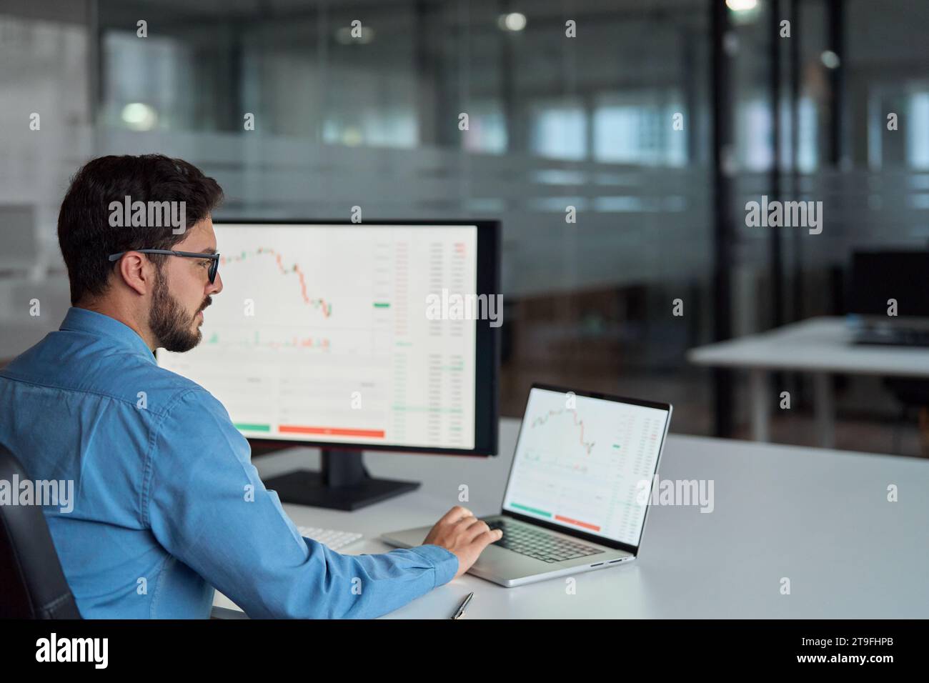 Uomo d'affari trader broker investitore che utilizza computer per analizzare il grafico del mercato azionario. Foto Stock