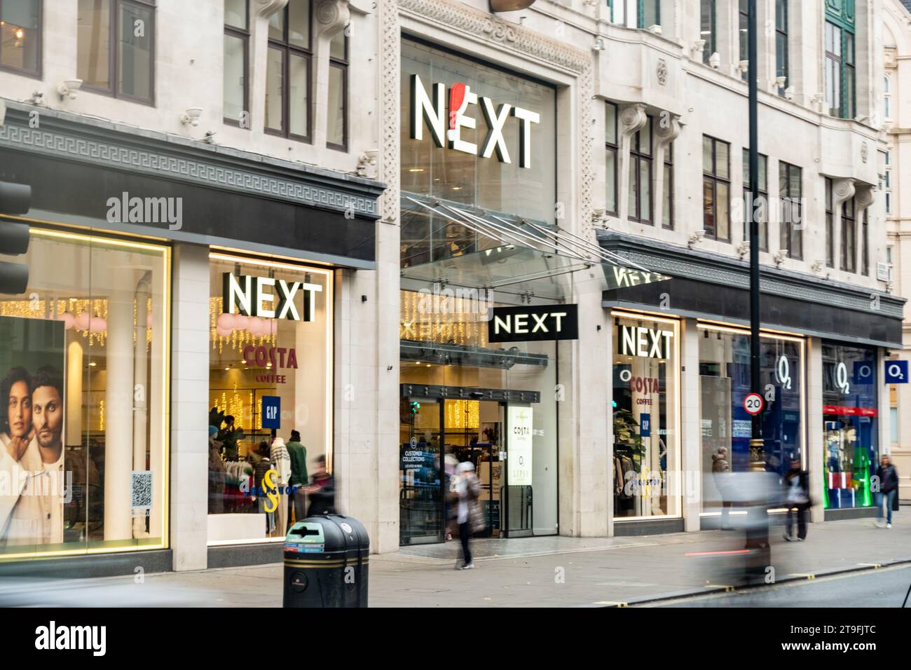 LONDRA - 23 NOVEMBRE 2023: Il prossimo flagship store e gli acquirenti di Motion Blurred su Oxford Street, punto di riferimento per la vendita al dettaglio Foto Stock