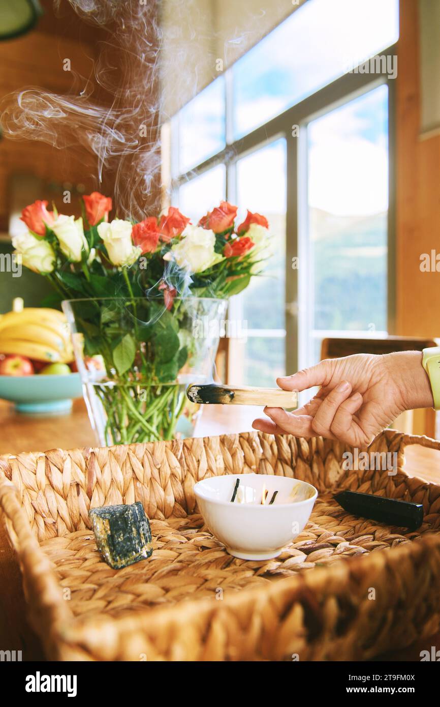 Mano di donna che tiene in casa legno di sandalo bruciato, concetto spirituale Foto Stock