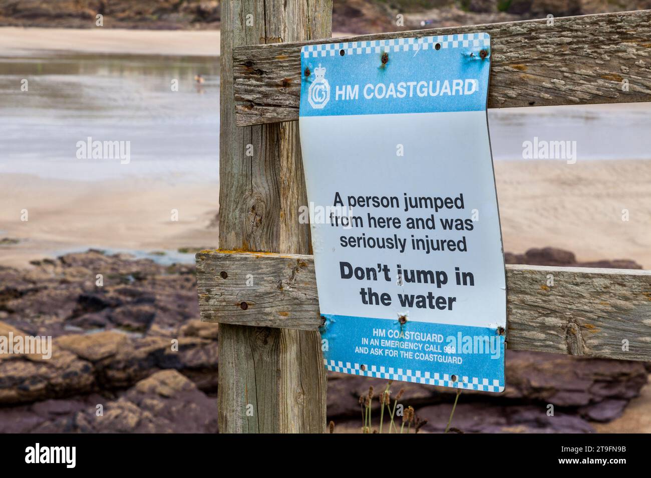 Cartello della guardia costiera in una spiaggia in U, K.. dove una persona è stata gravemente ferita saltando in mare Foto Stock