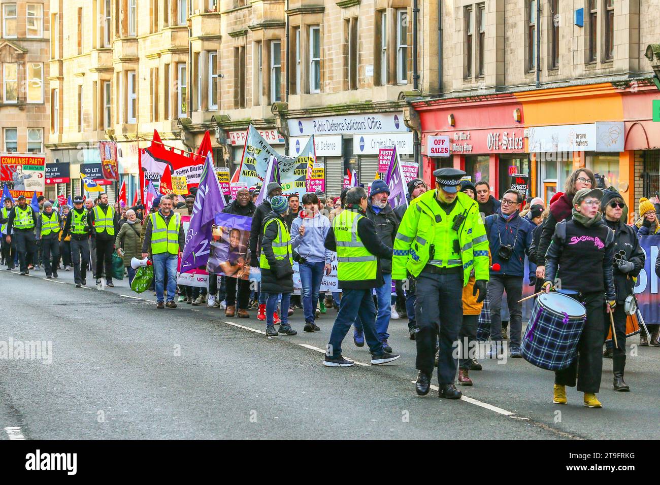23 novembre 25. Glasgow, Regno Unito. La parata annuale del St Andrew's Day Parade dello Scottish Trades Union Congress (STUC) si svolse attraverso il centro di Glasgow con una collezione di diversi gruppi politici, socialisti e di sinistra. La sfilata, per consuetudine, si tiene ogni anno l'ultimo sabato di novembre. ANAS SARWAR, MSP, leader del Partito laburista scozzese prese parte e guidò la parata. Crediti: Findlay/Alamy Live News Foto Stock