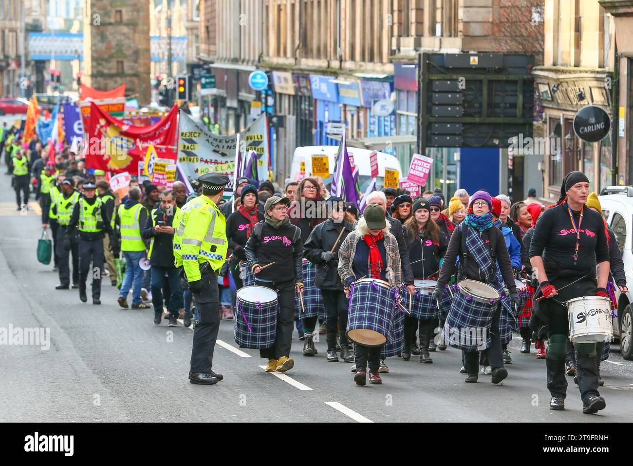 23 novembre 25. Glasgow, Regno Unito. La parata annuale del St Andrew's Day Parade dello Scottish Trades Union Congress (STUC) si svolse attraverso il centro di Glasgow con una collezione di diversi gruppi politici, socialisti e di sinistra. La sfilata, per consuetudine, si tiene ogni anno l'ultimo sabato di novembre. ANAS SARWAR, MSP, leader del Partito laburista scozzese prese parte e guidò la parata. Crediti: Findlay/Alamy Live News Foto Stock