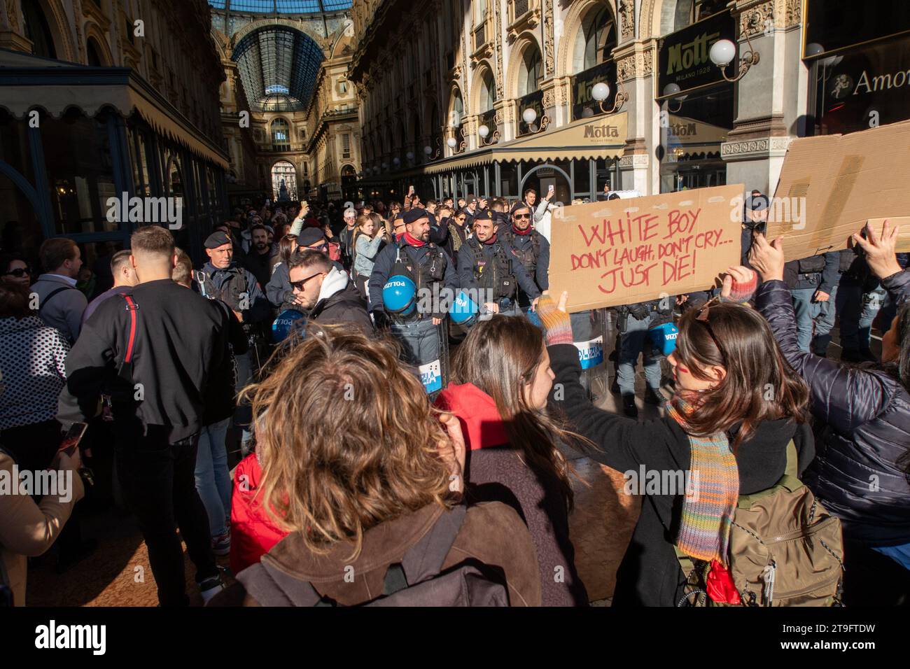 Raduno contro la violenza sulle donne a Milano, Italia, il 2023 11 25. Il rally viene fermato dalla polizia all'ingresso della Galleria VittorioEmanuele. Foto Stock