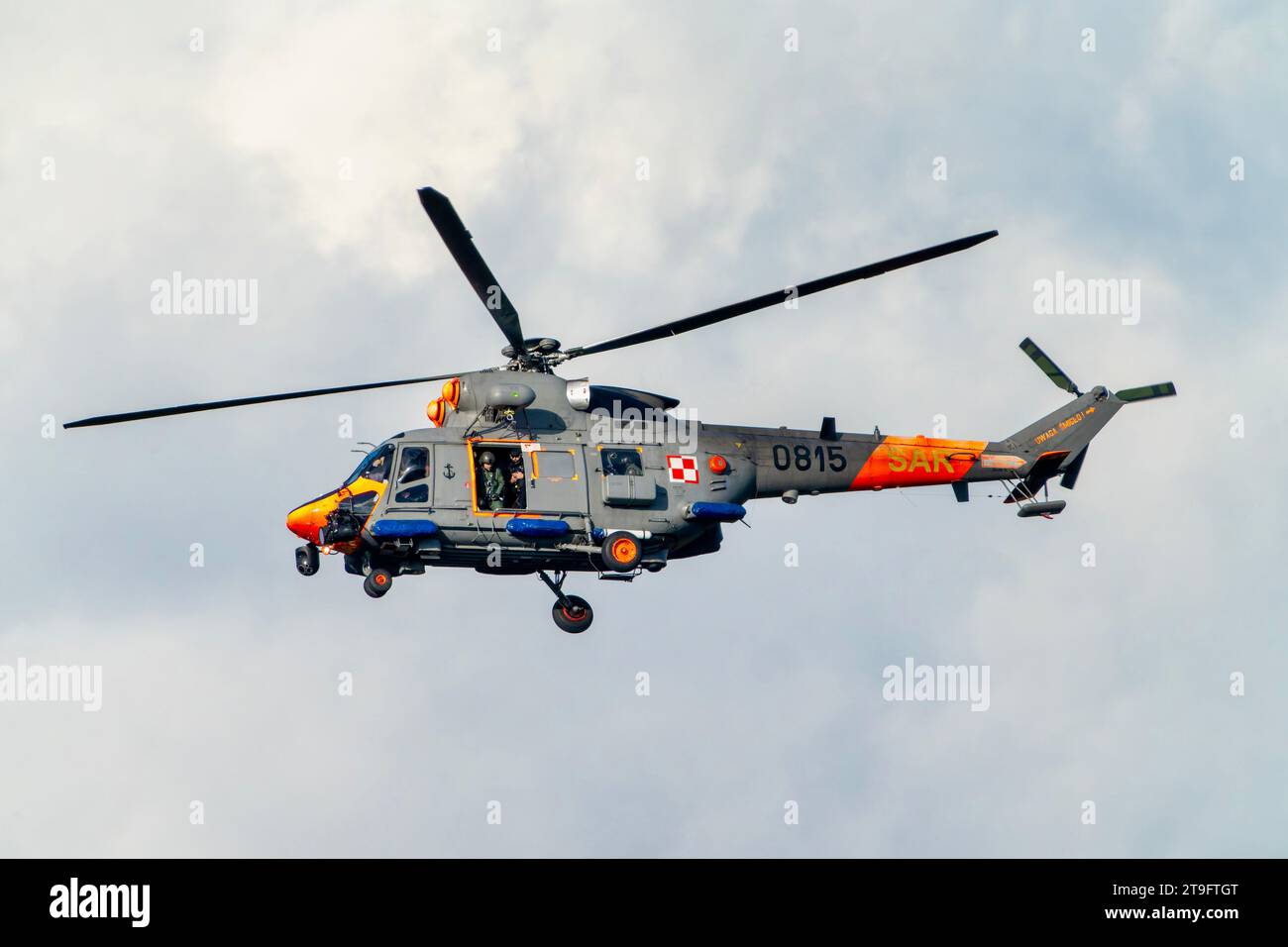 Elicottero di salvataggio SAR, elicottero grigio della squadra di soccorso in Polonia, elicottero in azione, operazione di salvataggio e ricerca di persone scomparse equipaggio di ricerca Foto Stock