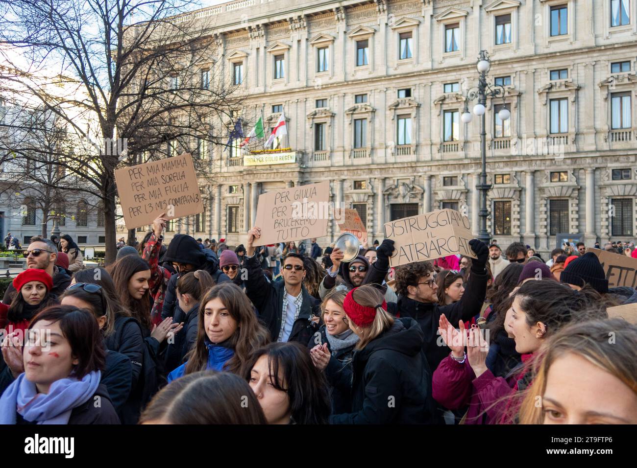 Raduno contro la violenza sulle donne a Milano, Italia, il 2023 11 25. Il Rally è arrivato in Piazza Scala, di fronte a Palazzo Marino, ufficio del sindaco Foto Stock