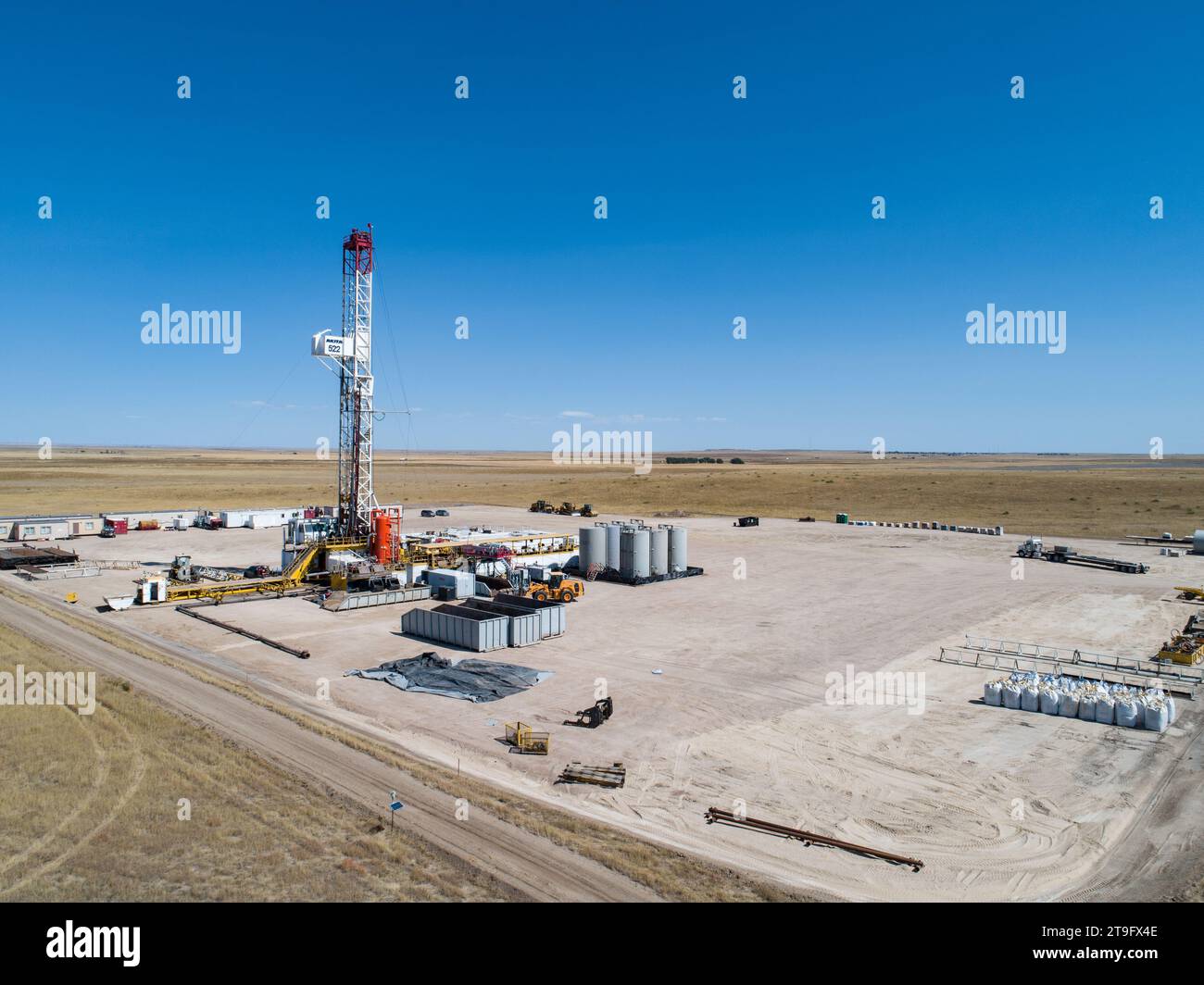 Fratturazione idraulica e perforazione nelle pianure del colorado. Alta pianura nuovo recupero dell'olio Ramer. Produzione di energia americana. Combustibili fossili di gas naturale Foto Stock